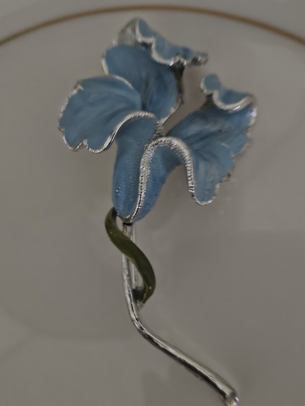 VTG MCM VeRy RARE CORO BRuSH BLuE/SiLVeRToNe MeTaL ENaMeL ORCHiD/ FLoWeR Brooch